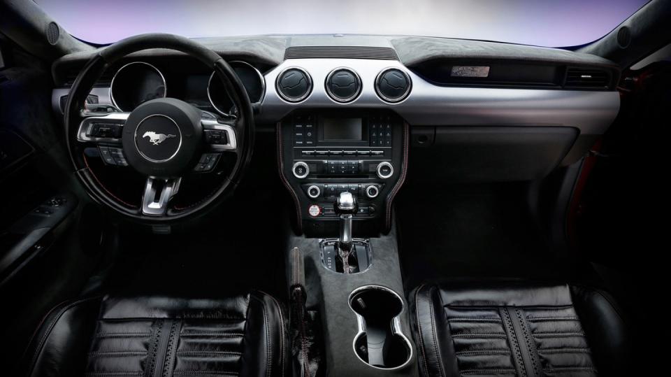 Mustang dostal interiér z kůže mustangů